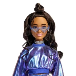 Barbie Deluxe Style nº 7 Muñeca Morena con Conjunto de Ropa Azul Metalizado y Accesorios><noscript><img width=