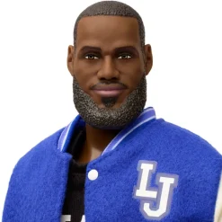 Barbie Signature Muñeco Kenbassador Coleccionable de Lebron James con Conjunto de Chaqueta Universitaria y Accesorios><noscript><img width=