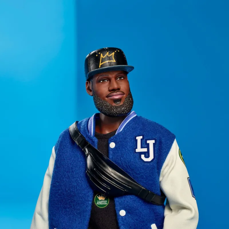Barbie Signature Muñeco Kenbassador Coleccionable de Lebron James con Conjunto de Chaqueta Universitaria y Accesorios> Fan Zone|Muñecas