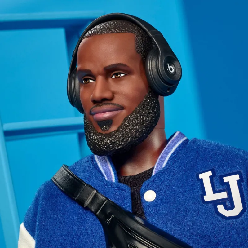 Barbie Signature Muñeco Kenbassador Coleccionable de Lebron James con Conjunto de Chaqueta Universitaria y Accesorios> Fan Zone|Muñecas