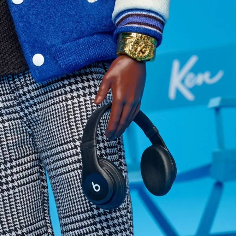 Barbie Signature Muñeco Kenbassador Coleccionable de Lebron James con Conjunto de Chaqueta Universitaria y Accesorios> Fan Zone|Muñecas