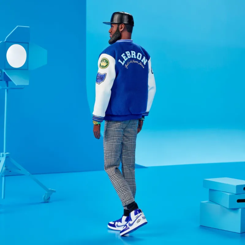 Barbie Signature Muñeco Kenbassador Coleccionable de Lebron James con Conjunto de Chaqueta Universitaria y Accesorios> Fan Zone|Muñecas