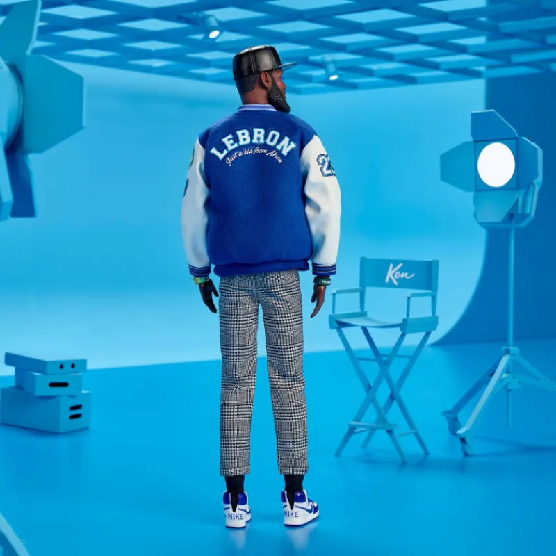 Barbie Signature Muñeco Kenbassador Coleccionable de Lebron James con Conjunto de Chaqueta Universitaria y Accesorios> Fan Zone|Muñecas