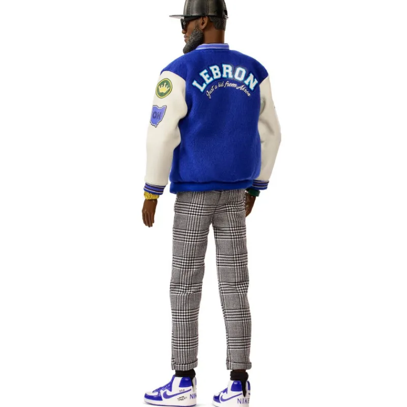 Barbie Signature Muñeco Kenbassador Coleccionable de Lebron James con Conjunto de Chaqueta Universitaria y Accesorios> Fan Zone|Muñecas