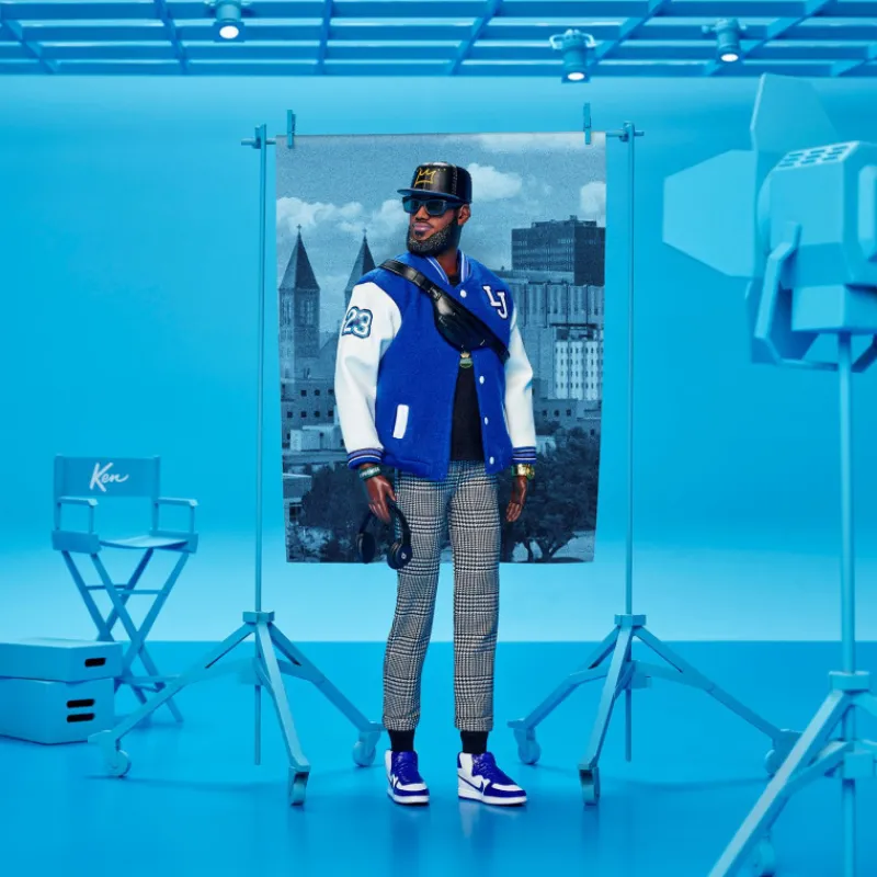 Barbie Signature Muñeco Kenbassador Coleccionable de Lebron James con Conjunto de Chaqueta Universitaria y Accesorios> Fan Zone|Muñecas