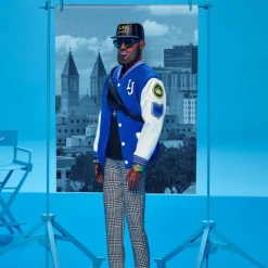 Barbie Signature Muñeco Kenbassador Coleccionable de Lebron James con Conjunto de Chaqueta Universitaria y Accesorios><noscript><img width=