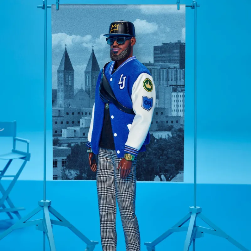 Barbie Signature Muñeco Kenbassador Coleccionable de Lebron James con Conjunto de Chaqueta Universitaria y Accesorios> Fan Zone|Muñecas