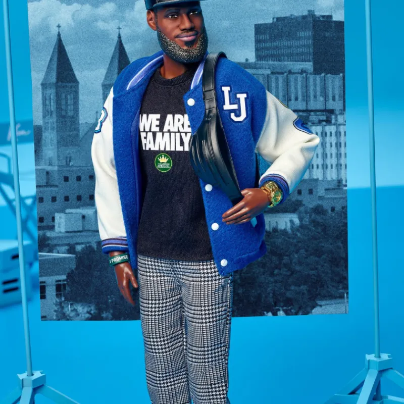 Barbie Signature Muñeco Kenbassador Coleccionable de Lebron James con Conjunto de Chaqueta Universitaria y Accesorios> Fan Zone|Muñecas
