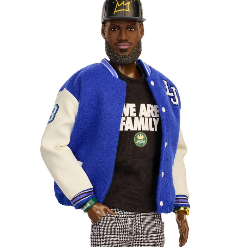 Barbie Signature Muñeco Kenbassador Coleccionable de Lebron James con Conjunto de Chaqueta Universitaria y Accesorios> Fan Zone|Muñecas