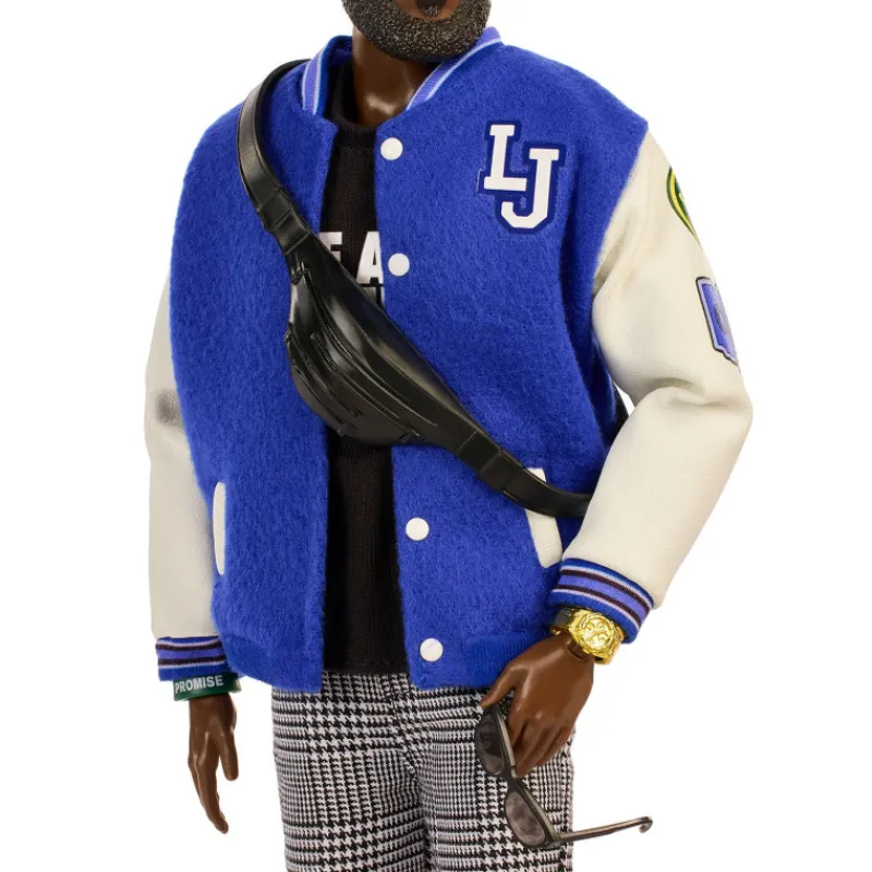 Barbie Signature Muñeco Kenbassador Coleccionable de Lebron James con Conjunto de Chaqueta Universitaria y Accesorios> Fan Zone|Muñecas