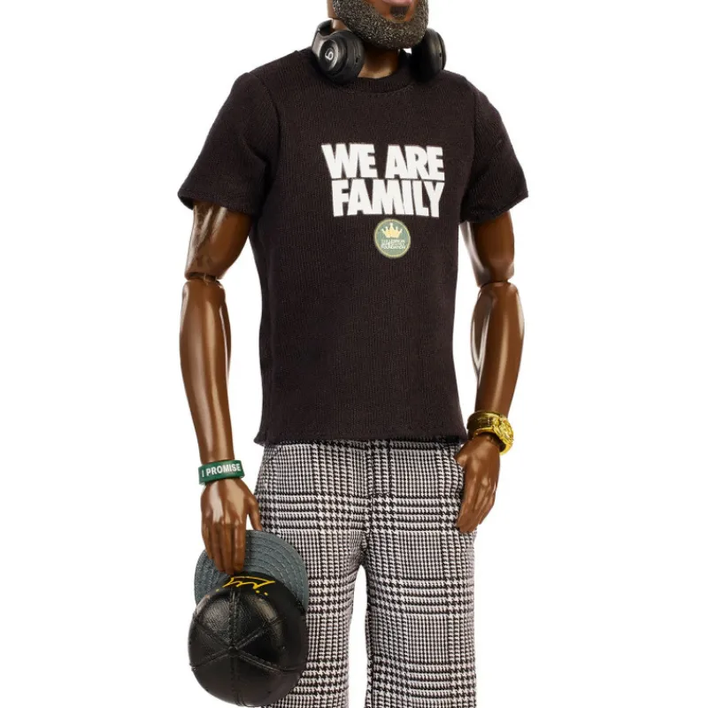 Barbie Signature Muñeco Kenbassador Coleccionable de Lebron James con Conjunto de Chaqueta Universitaria y Accesorios> Fan Zone|Muñecas