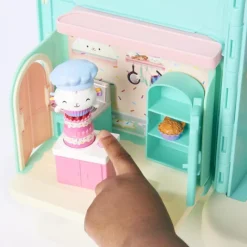 La casa de munecas de gabby La Casa De Muñecas De Gabby La Cocina De Muffin><noscript><img width=